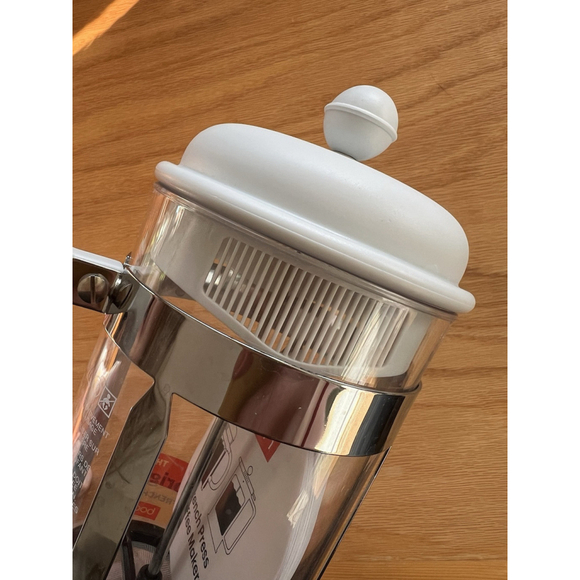 Bodum Caffettiera French Press 8 Cup Coffee Maker in White - 34 fl oz, New - Picture 5 of 6